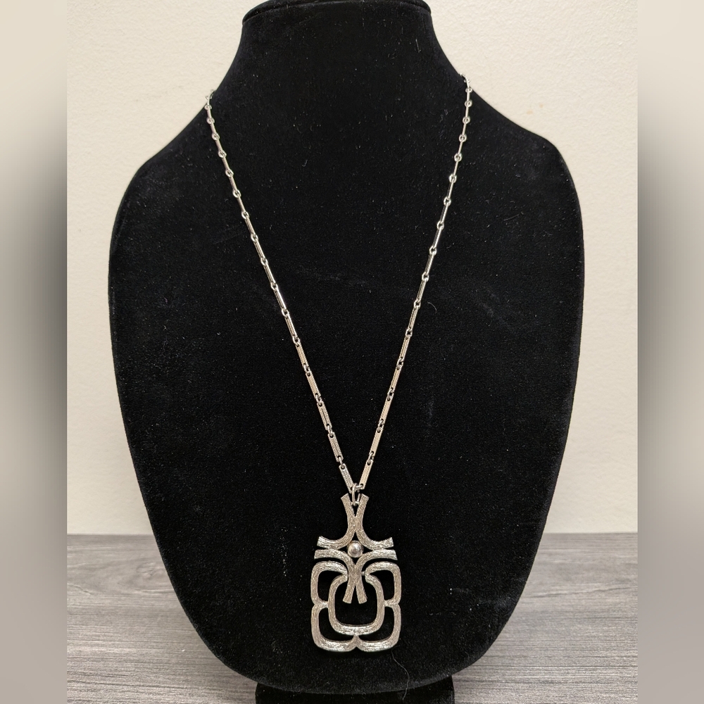 Avon Silver Interlocking Pendant Necklace